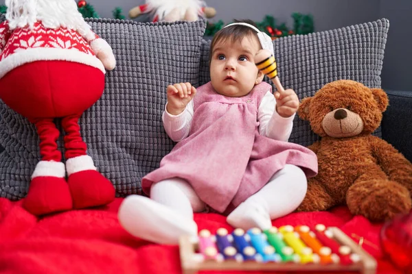 Αξιολάτρευτο Ισπανόφωνο Μωρό Παίζει Μαράκα Κάθεται Στον Καναπέ Χριστουγεννιάτικη Διακόσμηση — Φωτογραφία Αρχείου