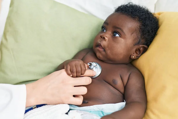 Afrika Kökenli Amerikalı Bebek Yatak Odasında Muayene Oluyor — Stok fotoğraf