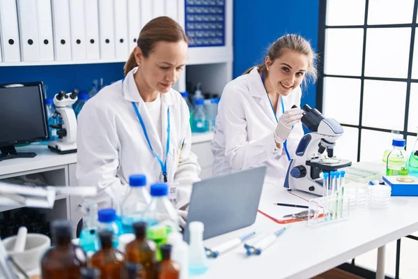 Duas Mulheres Cientistas Usando Microscópio Laptop Laboratório — Fotografia de Stock