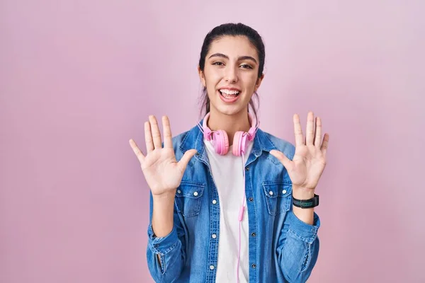 Young Beautiful Woman Standing Pink Background Showing Pointing Fingers Number — Stock Photo, Image