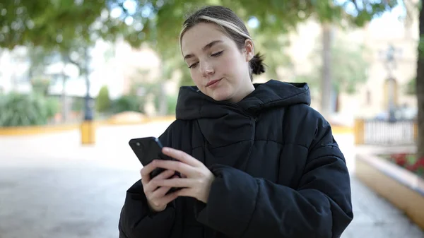 Jovem Loira Usando Smartphone Com Expressão Séria Parque — Fotografia de Stock