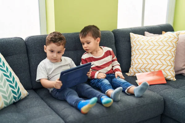 Due Bambini Che Guardano Video Touchpad Seduti Sul Divano Casa — Foto Stock