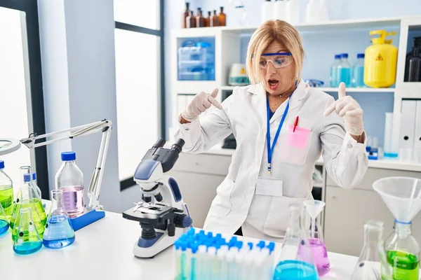 Блондинка Середнього Віку Працює Лабораторії Вченого Вказуючи Вниз Пальцями Показуючи — стокове фото