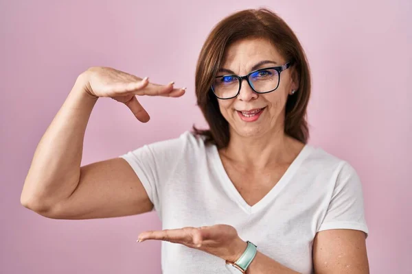 Middle Age Hispanic Woman Standing Pink Background Gesturing Hands Showing — Stock Photo, Image