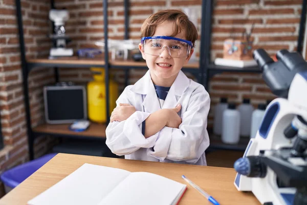 可敬的惊慌失措的男孩微笑着 自信地站在实验室教室里 双手交叉地摆出姿势 — 图库照片
