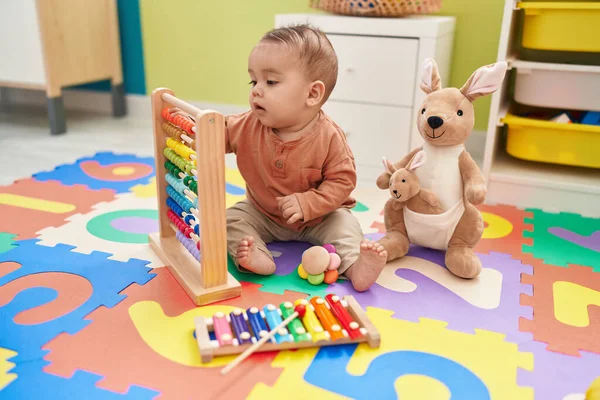 Adorável Criança Hispânica Brincando Com Ábaco Sentado Chão Jardim Infância — Fotografia de Stock