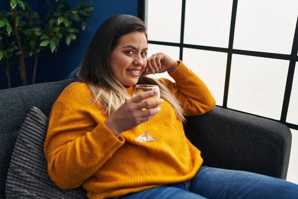 Young Beautiful Size Woman Drinking Wine Sitting Sofa Home — Stock Photo, Image