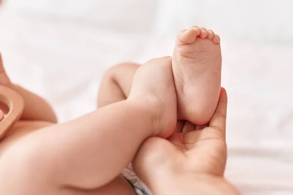 Adorável Criança Hispânica Deitada Cama Com Massagem Nos Pés Quarto — Fotografia de Stock
