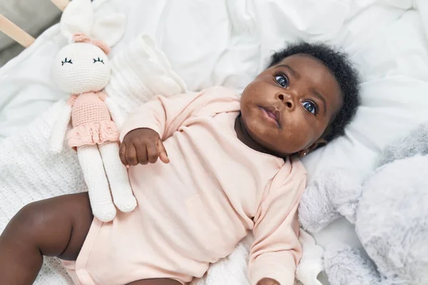 Αφρικανική Αμερικανική Μωρό Βρίσκεται Στην Κούνια Χαλαρή Έκφραση Στο Υπνοδωμάτιο — Φωτογραφία Αρχείου