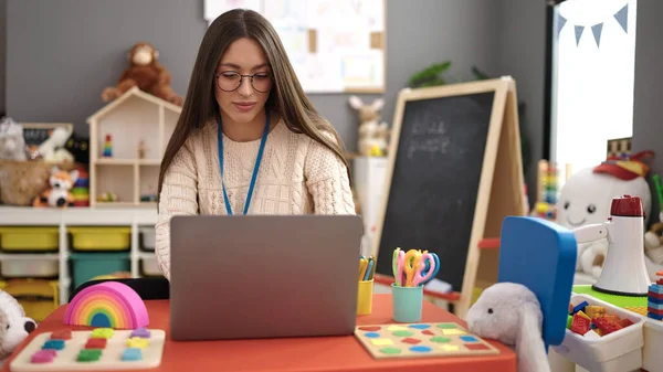Young Beautiful Hispanic Woman Preschool Teacher Using Laptop Sitting Table — ストック写真