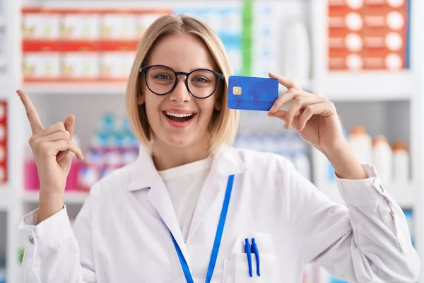 Young Caucasian Woman Working Pharmacy Drugstore Holding Credit Card Smiling — Photo