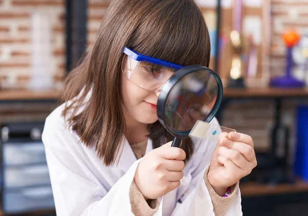 Urocza Latynoska Studentka Patrząca Próbkę Szkła Powiększającego Klasie Laboratoryjnej — Zdjęcie stockowe