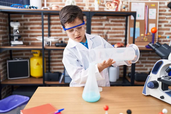 Adorable Hispanic Boy Student Pouring Liquid Test Tube Laboratory Classroom — Stockfoto