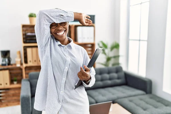 African Woman Working Psychology Clinic Smiling Cheerful Playing Peek Boo — Photo
