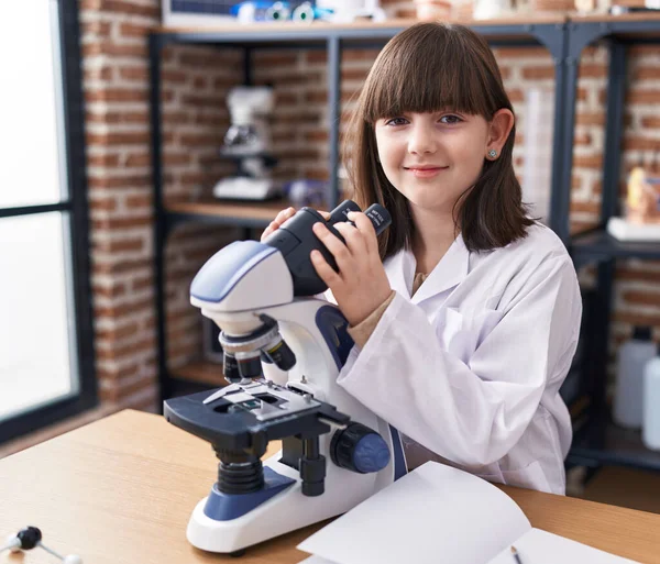 Entzückende Hispanische Studentin Lächelt Selbstbewusst Unter Dem Mikroskop Labor Klassenzimmer — Stockfoto