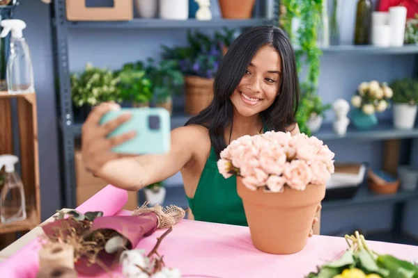 Jovem Mulher Hispânica Florista Fazer Selfie Por Smartphone Sentado Mesa — Fotografia de Stock