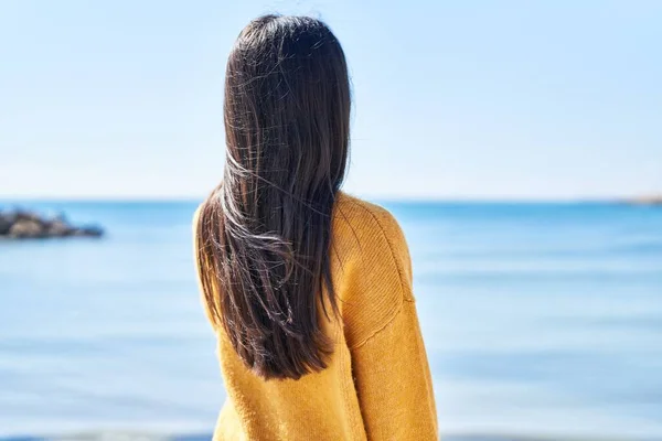 Young Hispanic Woman Standing Back View Seaside — Foto de Stock