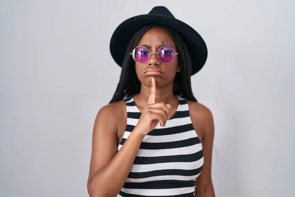 Молодой Африканский Американец Косичками Шляпе Солнцезащитных Очках Думает Сомнениях Пальцем — стоковое фото