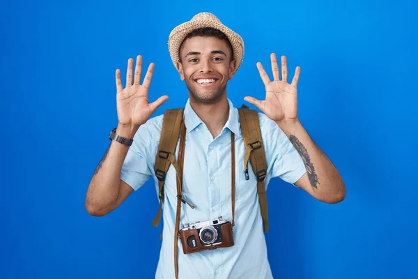 Brazilian Young Man Holding Vintage Camera Showing Pointing Fingers Number — Stock Photo, Image
