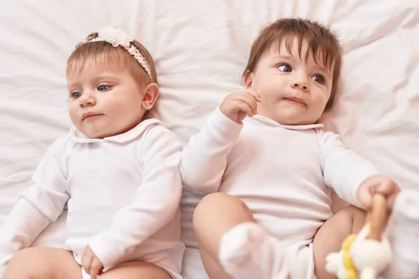 Δύο Αξιολάτρευτα Μωρά Ξαπλωμένα Στο Κρεβάτι Στην Κρεβατοκάμαρα — Φωτογραφία Αρχείου