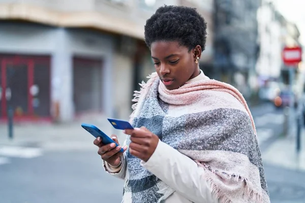 African American Woman Using Smartphone Credit Card Street — Stock Photo, Image