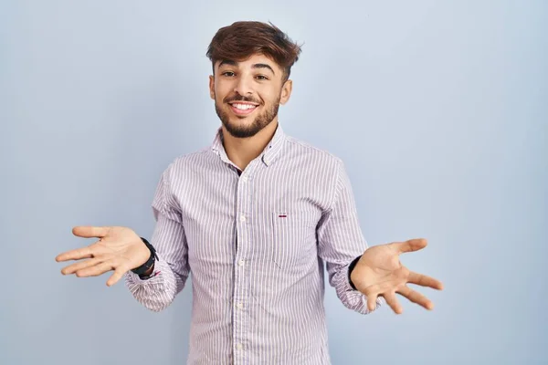 Araber Mit Bart Steht Vor Blauem Hintergrund Und Lächelt Fröhlich — Stockfoto