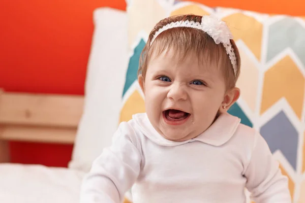 Bedårande Blond Baby Ler Säker Sitter Sängen Sovrummet — Stockfoto