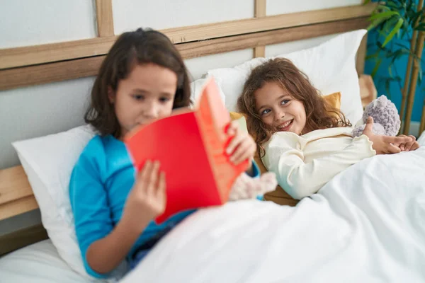 Two Kids Reading Story Book Sitting Bed Bedroom — Zdjęcie stockowe