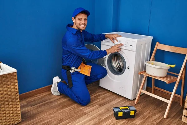 Jovem Hispânico Homem Técnico Ligar Máquina Lavar Roupa Lavanderia — Fotografia de Stock