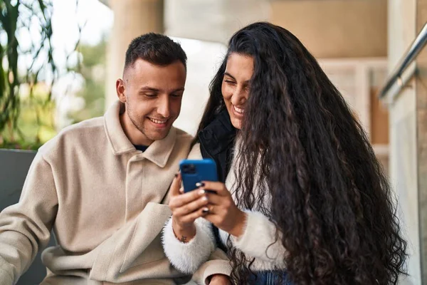 Mann Und Frau Lächeln Selbstbewusst Mit Handy Auf Der Straße — Stockfoto