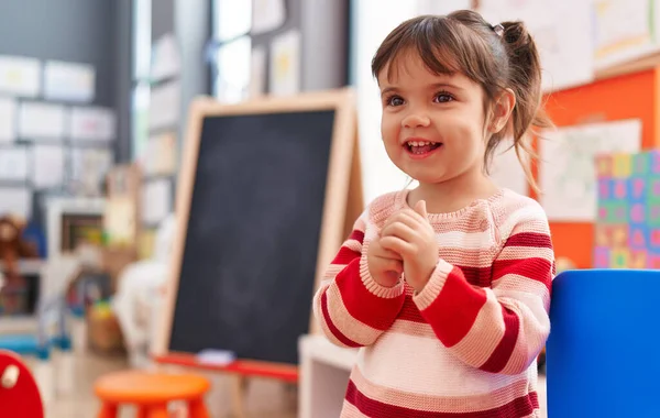 Schattig Spaans Meisje Glimlachend Vol Vertrouwen Staand Kleuterschool — Stockfoto