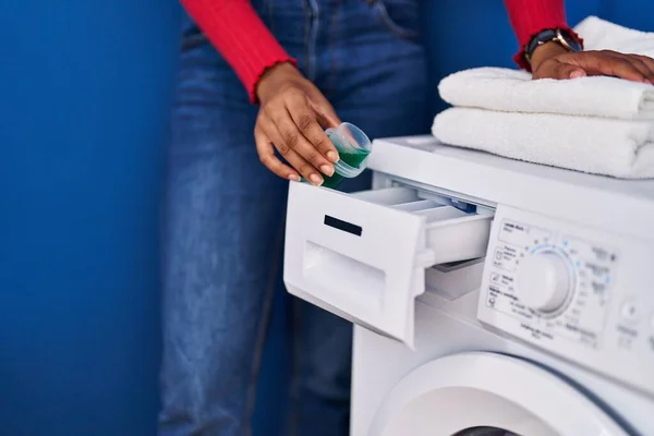 Çamaşır Odasında Çamaşır Makinesine Deterjan Döken Afrikalı Amerikalı Kadın — Stok fotoğraf