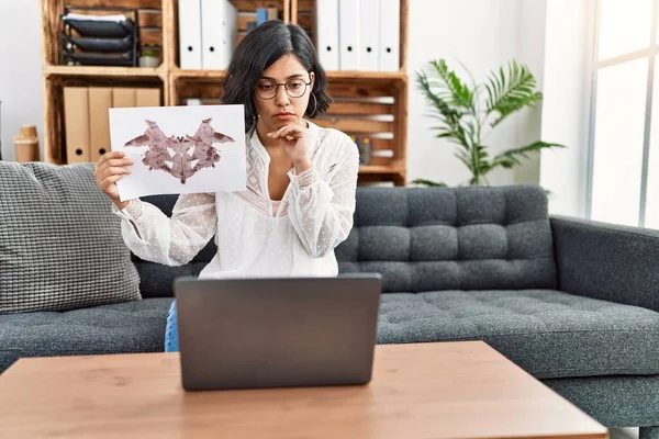 Young Latin Woman Having Rorscharch Online Test Using Laptop Psychology — Stock Photo, Image