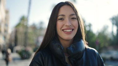 Sokakta kendine güvenen güzel İspanyol bir kadın.