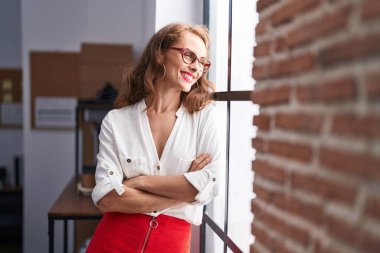 Genç, güzel, İspanyol bir iş adamı. Kendine güler yüzlü. Ofiste kollarını kavuşturmuş duruyor.