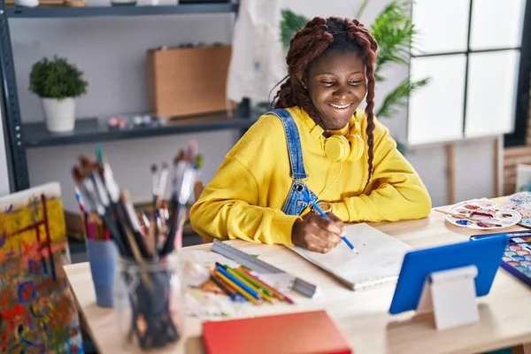 Afrykańska Amerykanka Artystka Uśmiecha Się Pewnie Mając Zajęcia Rysunku Online — Zdjęcie stockowe