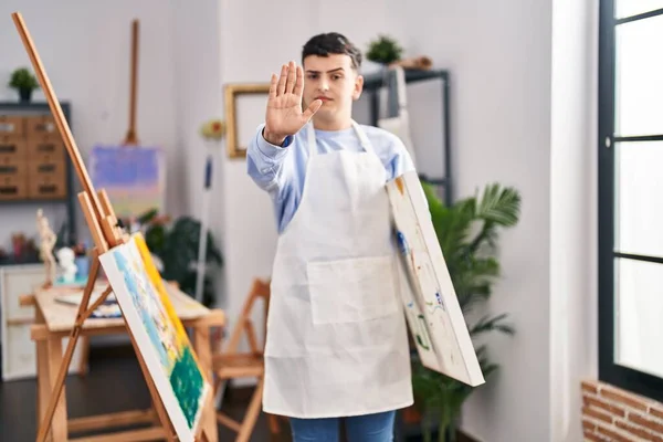 Non Binary Person Art Studio Open Hand Doing Stop Sign — Stockfoto