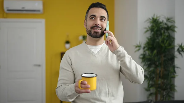 Genç Spanyol Adam Akıllı Telefonda Konuşuyor Evde Kahve Içiyor — Stok fotoğraf