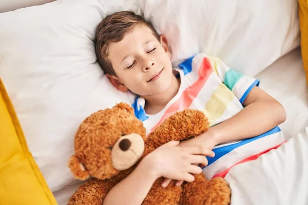 Blondes Kind Umarmt Teddybär Schlafend Auf Bett Schlafzimmer — Stockfoto