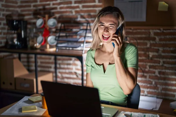 Молодая Красивая Женщина Работающая Ночам Офисе Разговаривая Телефону Подмигивая Глядя — стоковое фото