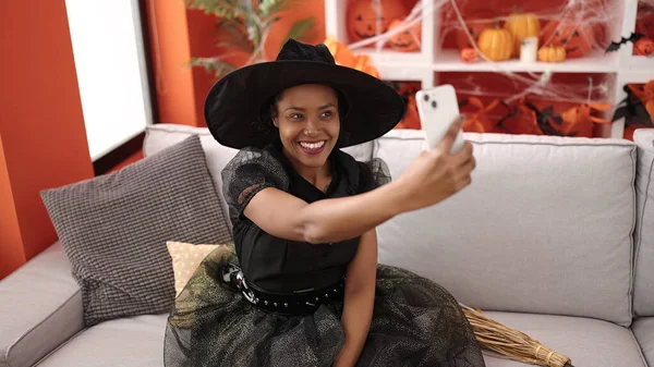 Afrikansk Amerikansk Kvinna Bär Häxa Kostym Gör Selfie Med Smartphone — Stockfoto