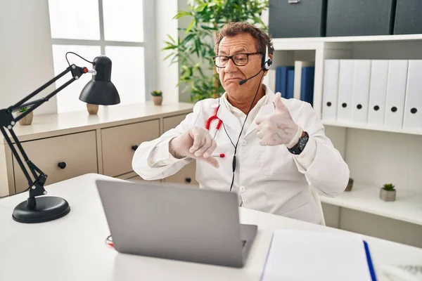 Senior Doctor Man Working Online Appointment Doing Thumbs Disagreement Agreement — Stock Photo, Image