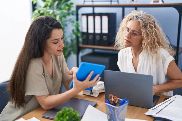 Dos Mujeres Trabajadoras Negocios Usando Laptop Touchpad Oficina — Foto de Stock
