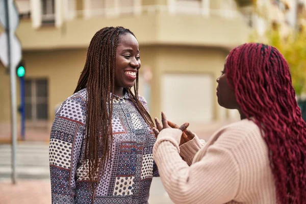 Африканские Американские Подруги Выступающие Вместе Улице — стоковое фото