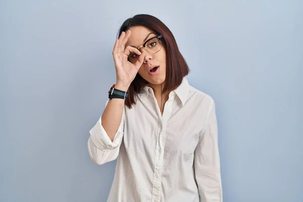 Young Hispanic Woman Standing White Background Doing Gesture Shocked Surprised — Stock Photo, Image