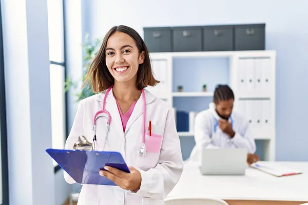 Hombre Mujer Vistiendo Uniforme Médico Sonriendo Confiado Trabajando Clínica —  Fotos de Stock
