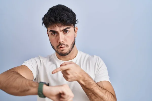 Hispanic Man Beard Standing White Background Hurry Pointing Watch Time — Stock Photo, Image