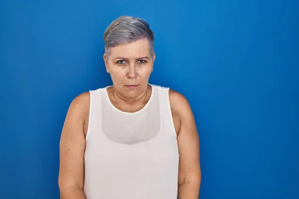 Καυκάσια Γυναίκα Μέσης Ηλικίας Στέκεται Πάνω Από Μπλε Φόντο Σκεπτική — Φωτογραφία Αρχείου
