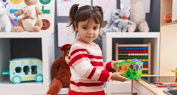 Adorável Menina Hispânica Brincando Com Cozinha Jogo Jardim Infância — Fotografia de Stock