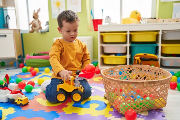 Adorável Menino Caucasiano Brincando Com Brinquedo Trator Sentado Chão Jardim — Fotografia de Stock